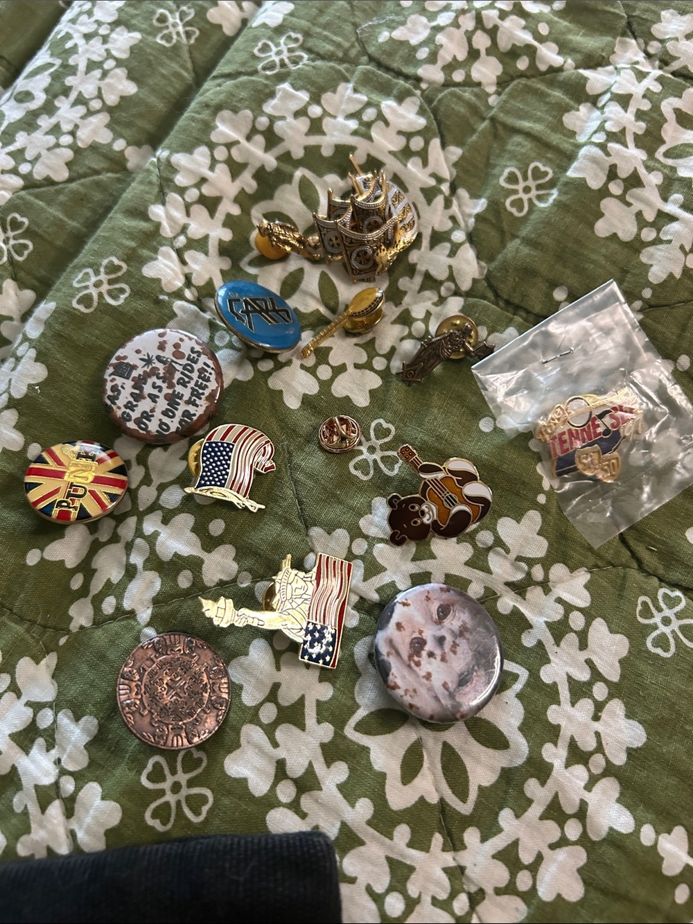 Assorted pin collection - Picture 2 of 3